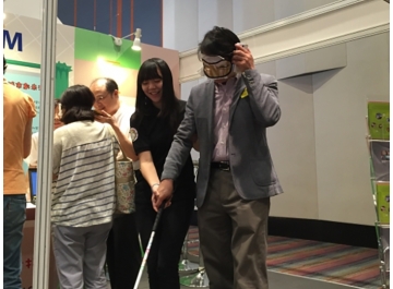 Hon Charles Mok visited LSCM’s booth at InnoCarnival 2014-thumb